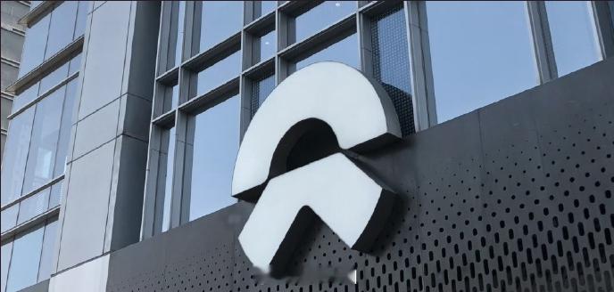 #蔚来单车成本还要涨# 【蔚来董事长李斌：下半年单车成本较去年底仍将增加1.6万到1.7万元】#蔚来平均成交价超40万#  “中国今年上半年只有8个品牌实现了‘量价齐升’，乐道品牌就是其中之一。”9月1日，蔚来创始人、董事长、CEO（首席执行官）李斌在二季度业绩电话会议上表示，今年车市竞争已经进入深 ​