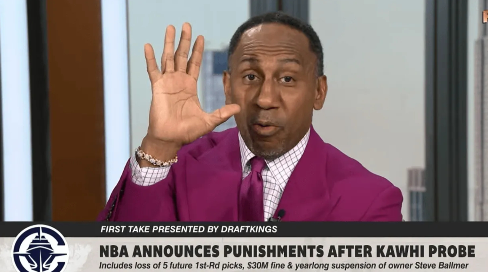 A史密斯：伦纳德该停赛一年，或退回全部违规所得

今日，NBA公布了快船与科怀-伦纳德规避工资帽事件的调查结果，伦纳德本人没有遭到禁赛，仅被处以70万美元罚款。

在ESPN节目中，Stephen A. Smith明确表示，他认为这样的处罚远远不够。

A史密斯表示：

“在我看来，对科怀-伦纳德的处罚其实非常简单 ​