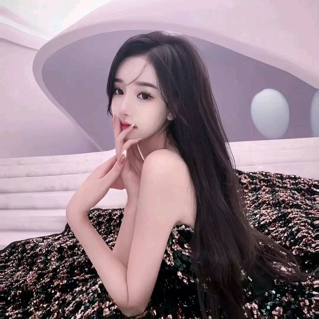 优雅黑裙女神，指尖轻触，光影间流淌的温柔。