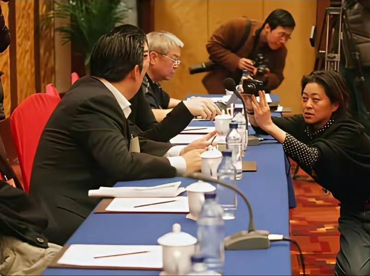 十六年前，倪萍和冯小刚参加全国政协会议，同在一组以跪姿抓拍冯小刚照片，被人别有用心的造谣，当时倪萍的名气比冯小刚大多了，这照片断章取义，掐头去尾骗去流量[敲打]