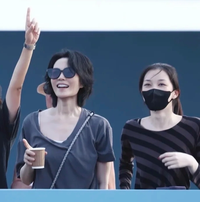 宋妍霏出现在阿那亚音乐节，
还蹲在王菲和李嫣旁边，
这画面比窦靖童的演出还值得细品。

网友发现，李嫣看到宋妍霏蹲下时，自然地往旁边挪了半步让出空间。

这个微动作说明：这个重组家庭对新成员的接纳，早就完成了“静默投票”。

 王菲没发声明，没晒合照，但带着小女儿站在绯闻女友旁边，全程状态松弛不避讳