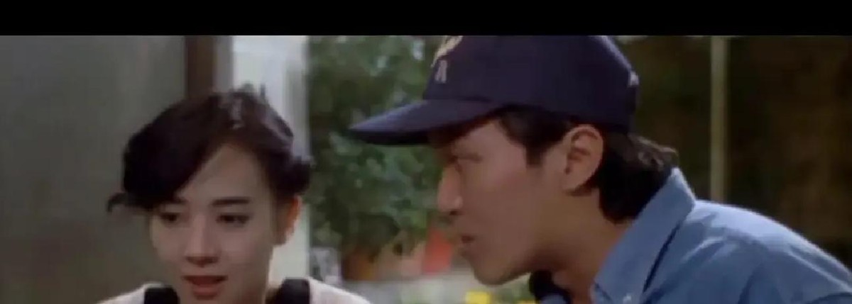 我们看了周星驰几十年电影，很多人真以为他是那种天生嘴碎、脑子转得飞快的天才

当年跟他合作过情圣、龙的传人的毛舜筠，在一档采访里直接揭了老底：周星驰私底下压根没什么急才，甚至反应比普通人还要慢半拍

曾志伟那种才叫急才，台上别人抛个话茬，他眨巴眼就能接出三个带彩的包袱来。周星驰完全相反，你冷不丁问他