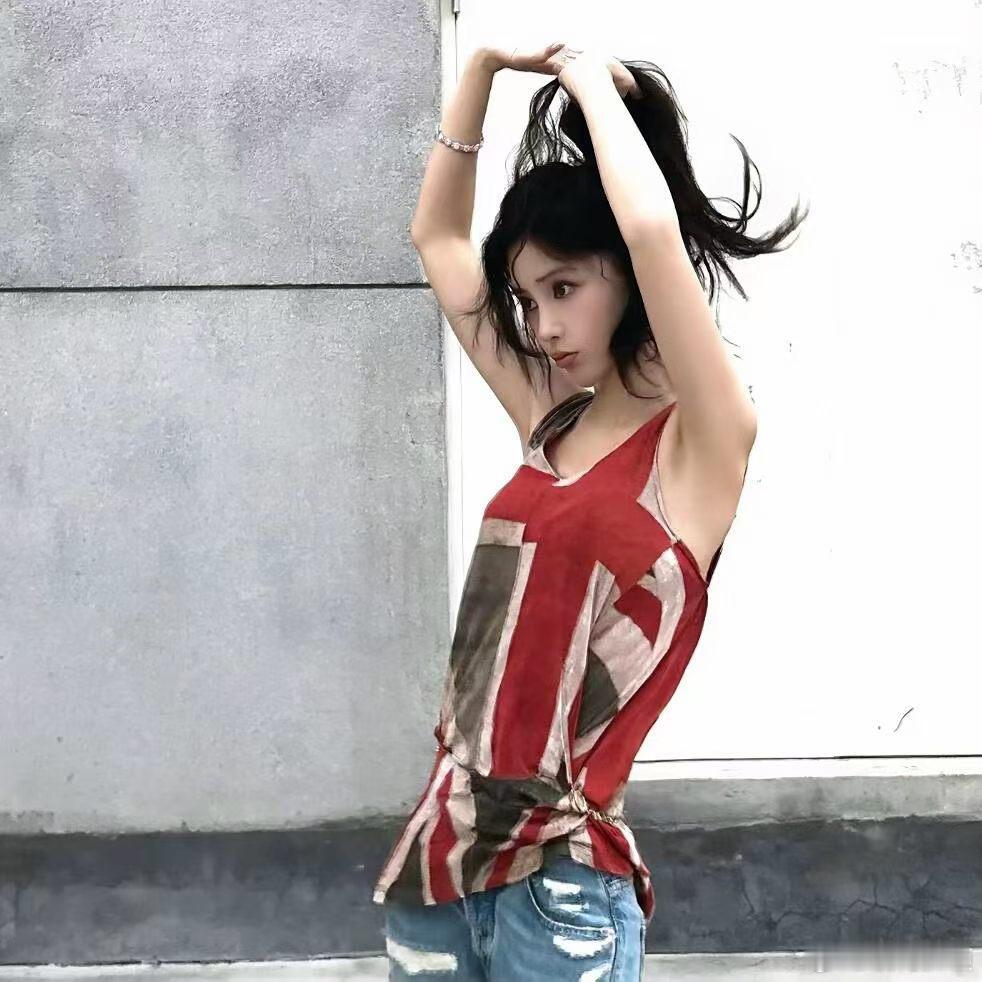 #angelababy[超话]##angelababy[超话]#[心]#Angelababy能红的原因# 

前路风雨或晴空万里，追你是我前行的勇气
Through storms or clear skies, chasing you gives me the courage to move forward.

​