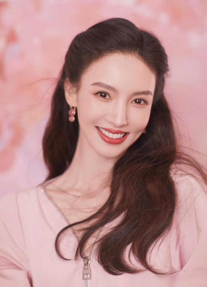 金晨刚放话：我跟所有绯闻男星全不认识！
昨天直播直接撂话，还要对造谣者走法律追责。
最出圈的那段和邓伦的瓜，早在好几年前就彻底翻篇。
2016年被拍牵手拥抱，邓伦还专门开了《晨书》系列秀恩爱，2017年金晨发博暗示分手，后来传复合，邓伦方直接放话这辈子都不可能，时尚活动主办方都特意把座位隔得老