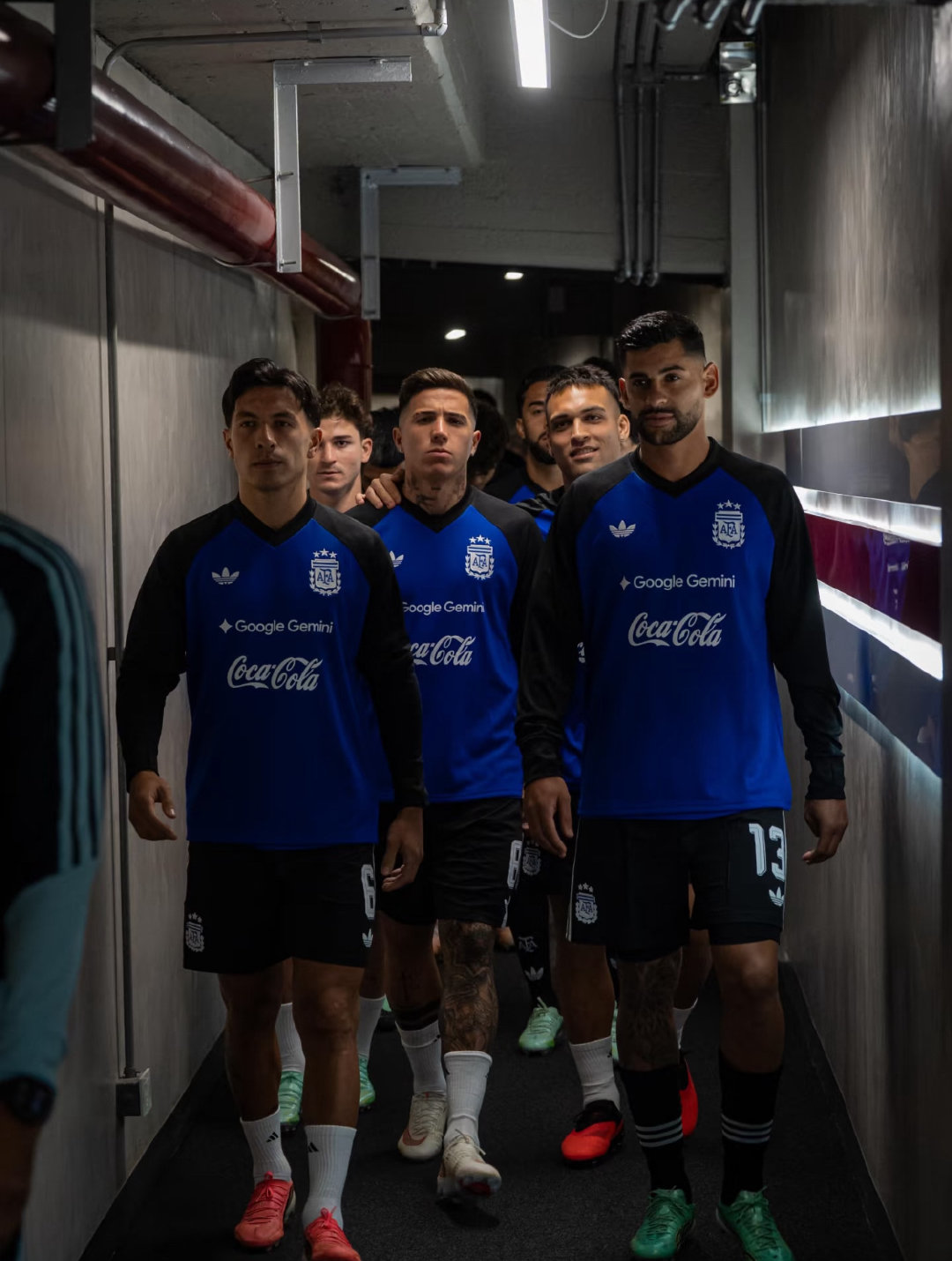 【他们配得上这里】

🇦🇷梅西:

“我爱着、爱过、也将永远热爱国家队战袍。

我已经掏空了自己，再也无力给予更多；

而且，身后有一批非常出色的年轻人，

他们配得上这里。”

#梅西[超话]##梅西告别赛# ​