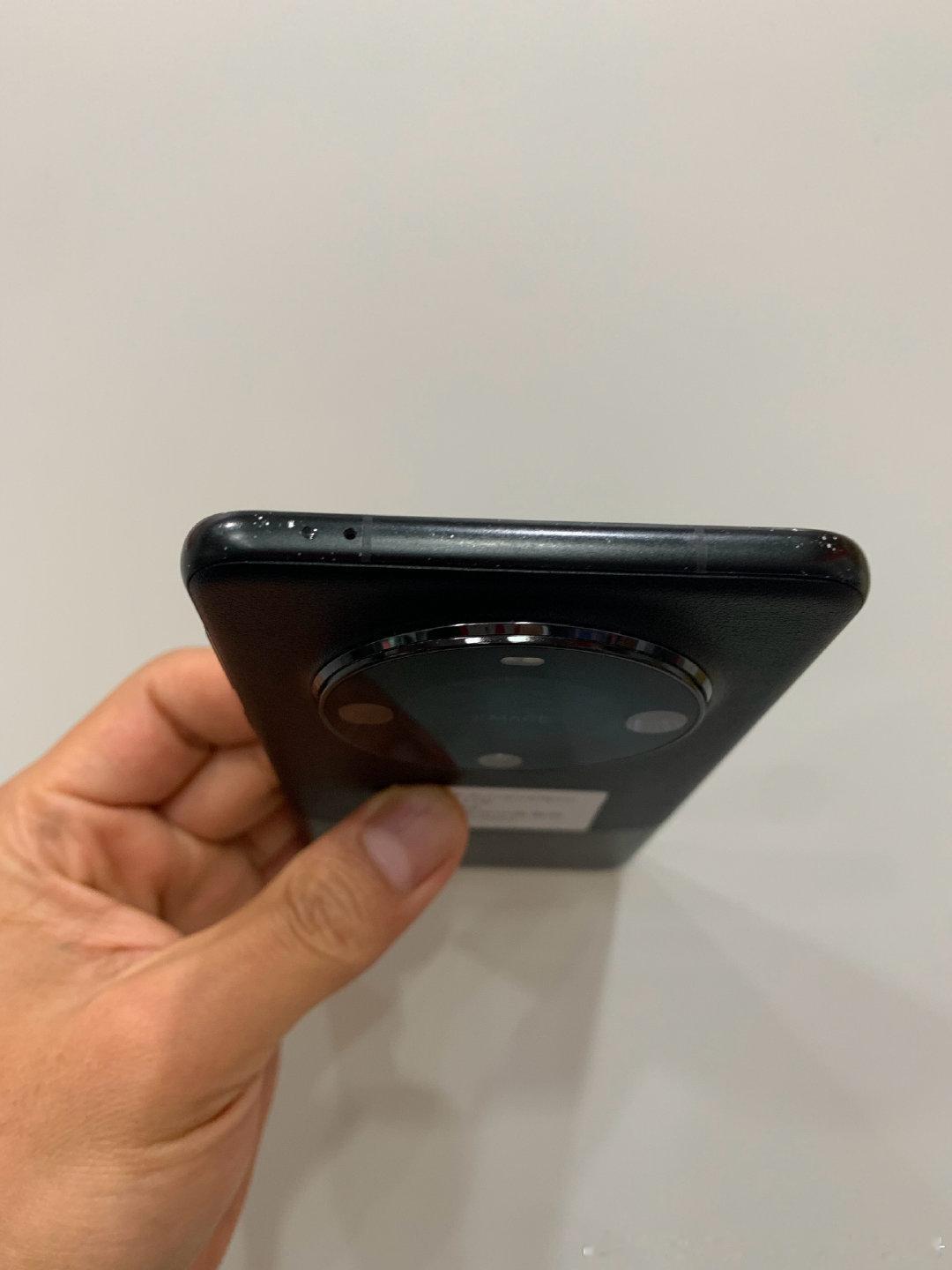 二手 华为Mate 60pro、1TBG、黑色
小磕碰、不影响使用
价格合适可以换电池 ​