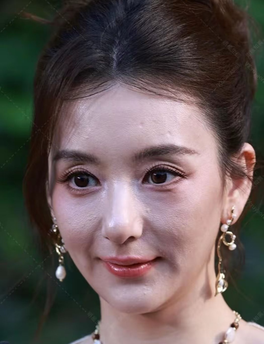 都是80后，方媛比苗苗还小一岁，但整体形象上看苗苗更加耐看。苗苗的五官圆润，个子好高又瘦又白脸又小，方媛的怼脸拍没有扛住镜头，脸上坑坑洼洼的，瑕疵是一览无遗的，你觉得谁更有气质？ ​