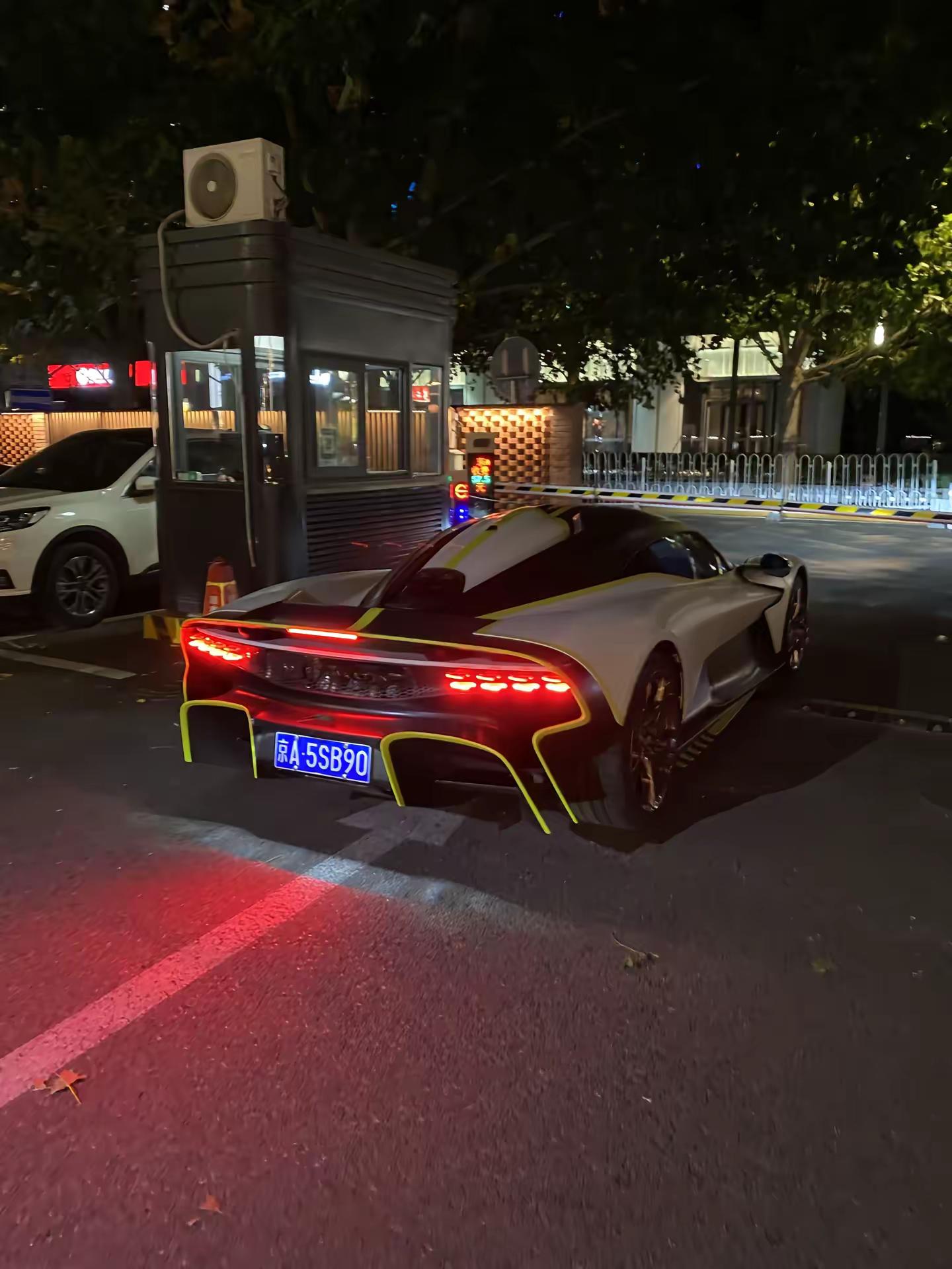 深夜中的一抹剑影…阿斯顿马丁 阿斯顿马丁valhalla汽车摄影 dou是好车 小飞侠 @Antares小飞侠👑🇬🇧🏁