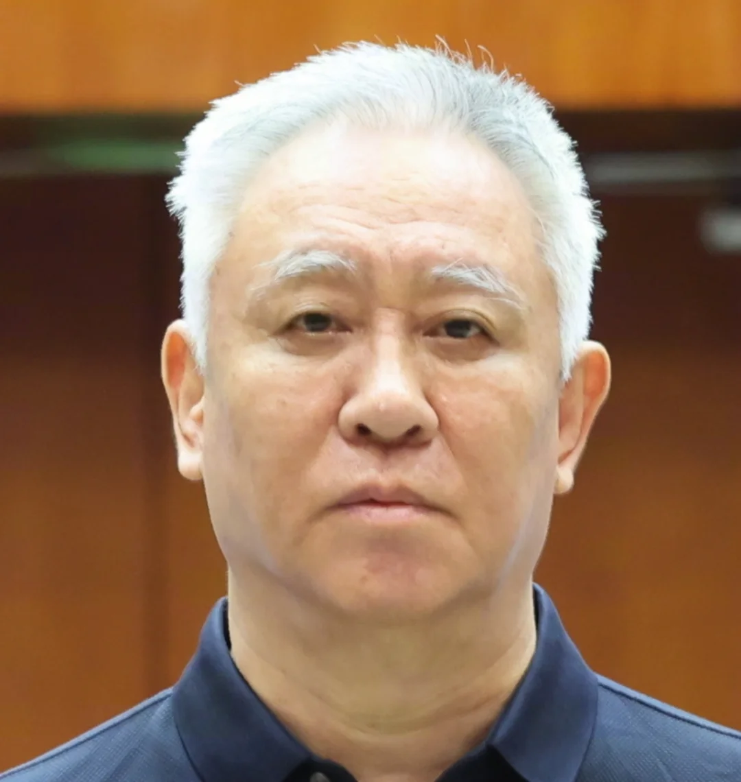 许家印一头白发让人意外，连眉毛也白了！！