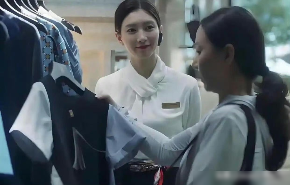 提菜大妈进奢侈品店，砸百万买珠宝，买完就再也没出现过。
《三十而已》里这段，别的销售都斜眼不接。王漫妮笑脸相迎，从头到尾没嫌过那袋发蔫白菜。
结果大妈真掏钱了，百万大单，爽文都不敢这么写。但重点是，这单做完，人没了。没有复购，没有后续，剧里再没提她第二单。
王漫妮还是租房刷卡，等下一个大客户。