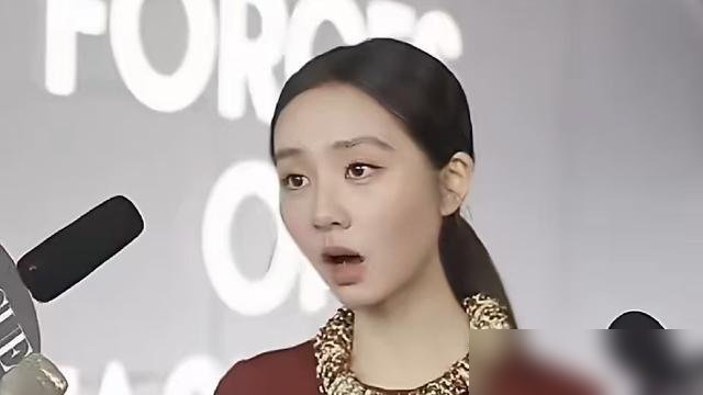 18岁黄多多第一次走红毯，直接被镜头拍成了“塌肩驼背”。
香奈儿酒红长裙，VOGUE大场面，结果走路发飘，肩膀往下垮，精气神全散了。网友炸了：黄磊这是急着把闺女推出来变现？
但翻采访，画风又不一样。她说紧张是真的，可红毯上慢慢就松了。那张刷屏的出发图，背景全是她亲手画的，落款HYC。主办方标的是