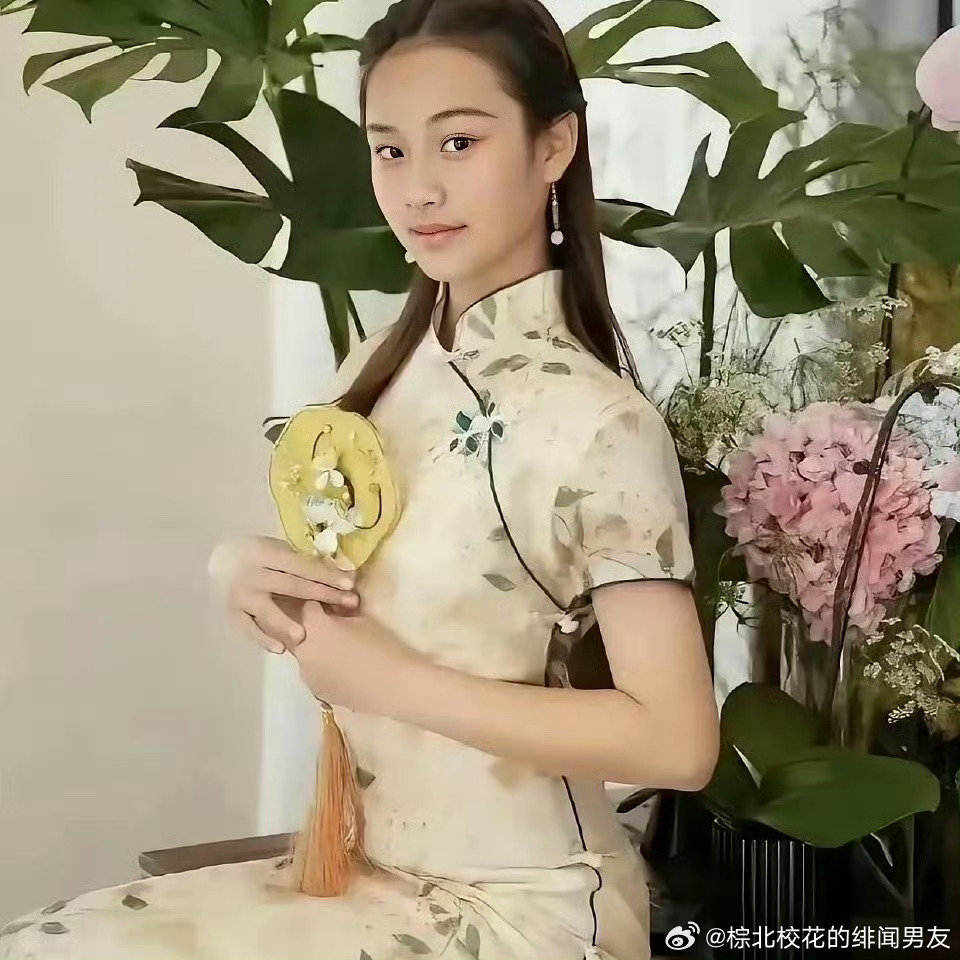 甜馨14岁啦妥妥的大姑娘身材好还有马甲线，颜值越来越随妈妈。 ​​​