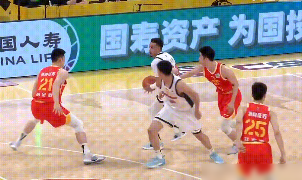 这记扣篮，杜锋在场边直接蹦起来了。 王少杰，208公分的状元郎，从清...