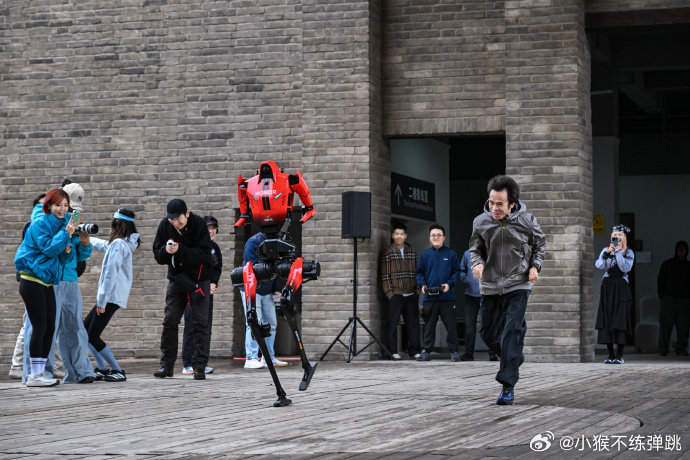 #闪电萨维赵家驹罕见线下同框竞速#当萨维在正式比赛跑进2小时，当赵家驹从外卖员一路跑成330公里巨人之旅亚洲冠军，荣耀机器人闪电也罕见同框竞速。一个靠日复一日的坚持，一个靠为梦想拼尽全力，一个把手机行业沉淀的电池、电机控制、散热与算法能力“跑”进机器人身体。三种姿态，同一种敢想敢不同。人类冠军与科技造物在同一赛道互相成就，也让这份底气延伸到荣耀Magic9系列——让“敢想敢不同”被更多人真切感知。