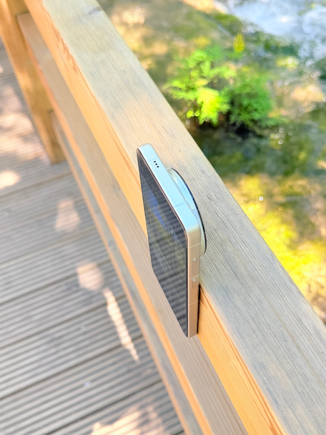 vivo X300 Ultra的摄像头确实够大够厚，不过在一定场景下还是有好处的，比如这会拍流水，压根就不用架三脚架[坏笑] ​