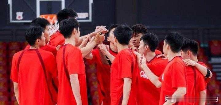 #中国男篮亚运会14人名单#
中国男篮亚运会14人名单，赵继伟、杨瀚森、赵睿和周琦缺席引热议

中国男篮将在28号对阵卡塔尔，拉开世预赛第四窗口期第二阶段的比赛，打完世预赛回来，休整半个月，就要出征参加亚运会，确实时间紧，任务重，对球员也是一个体力上的考验，据说这一届日本男篮亚运会将派出最 ​