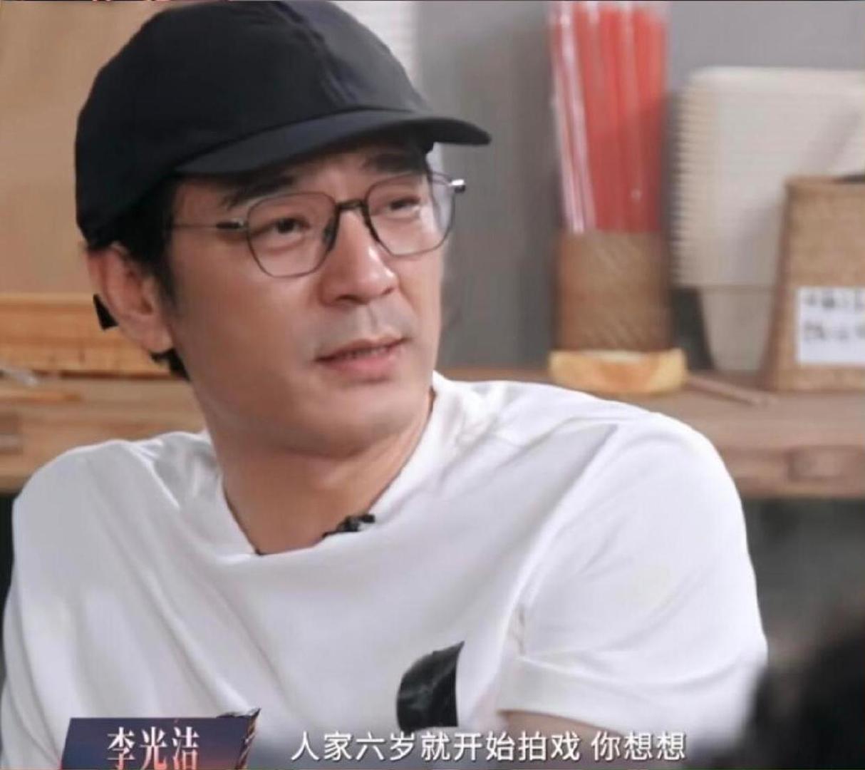 曹骏不知道李光洁演过他姥爷，阿云嘎盲猜一击即中

曹骏不知道李光洁演过他姥爷。听着像段子，画面里却清清楚楚——阿云嘎当场抛出一道题：李光洁在《宝莲灯前传》里演的杨天佑，和曹骏演的沉香是什么关系？演沉香长大的曹骏愣在原地，半天没接上话 ​