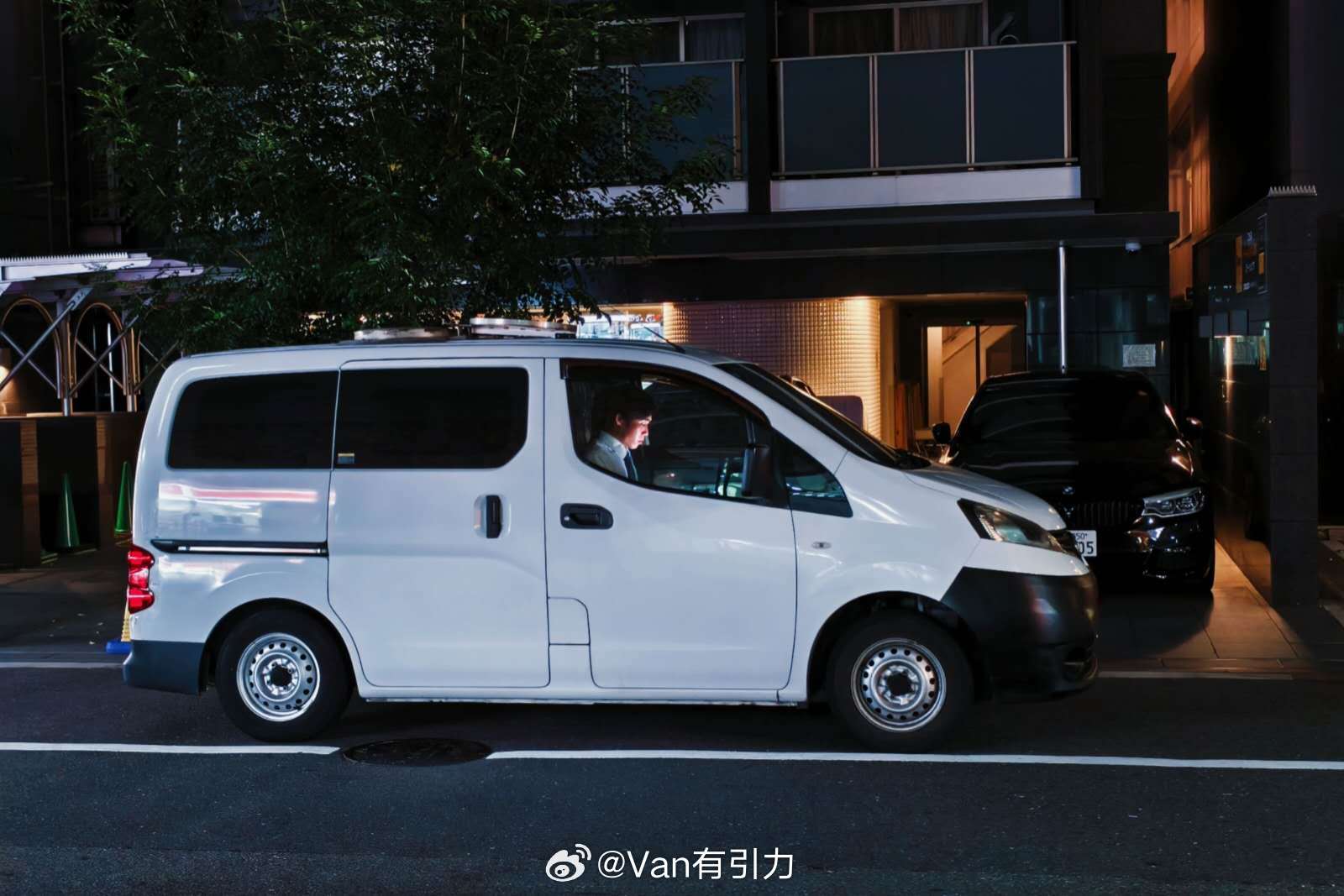 昨天吃完饭走回酒店路上随手抓拍的，社畜车即视感扑面而来#日产nv200# #van事通[超话]# ​