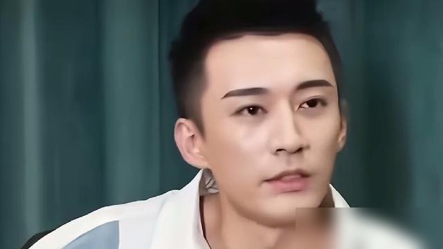 刘学义又被扒了，这回是早年采访，他说自己“喜欢被撩”，还自称颜值顶峰，转头又承认恐高。长相招桃花，胆子却小得离谱。
网友翻出他之前跟杨紫、张予曦传过绯闻，最后全澄清是好友。颜值太高，异性关系反而复杂，身边热闹，心里孤独。
10月上旬他新戏刚进组，《兰香如故》收官热度还没散，经纪人又跳出来否认恋情