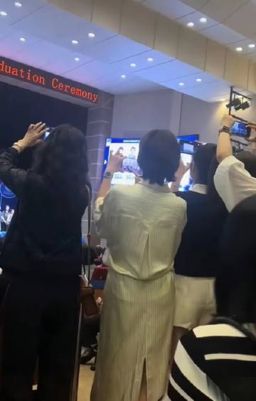 董卿在上海一所国际学校参加儿子毕业典礼，<br />52岁的她一身条纹...