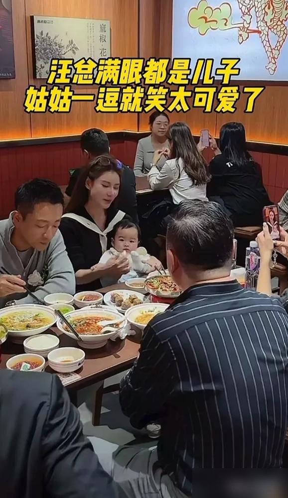 汪小菲抱着不满周岁的儿子进后厨，马筱梅在一旁试菜，麻六记新店里一家三口没避人。
这画面搁三年前你敢想？以前看他上热搜，不是床垫就是电费，连打个球都能被传成“带辣妹”。结果马筱梅直播直接摊牌：那穿百褶裙戴帽子的就是我，朋友没认出来。
更实在的是她聊二胎，说现在带一个已经耗掉半条命，第二个顺其自然，