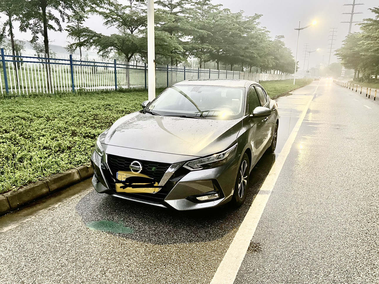 国民家用神车｜东风日产第十四代轩逸 全面解析
在10万级家用轿车市场里，第十四代日产轩逸一直是公认的“常青树”。常年销量稳居前列、口碑稳定、省心耐用，它没有激进的性能，却把家用代步的核心需求做到极致，成为无数家庭的第一台家用车。
外观：简约大气，耐看不过时
14代轩逸采用日产V-Motion 2.0