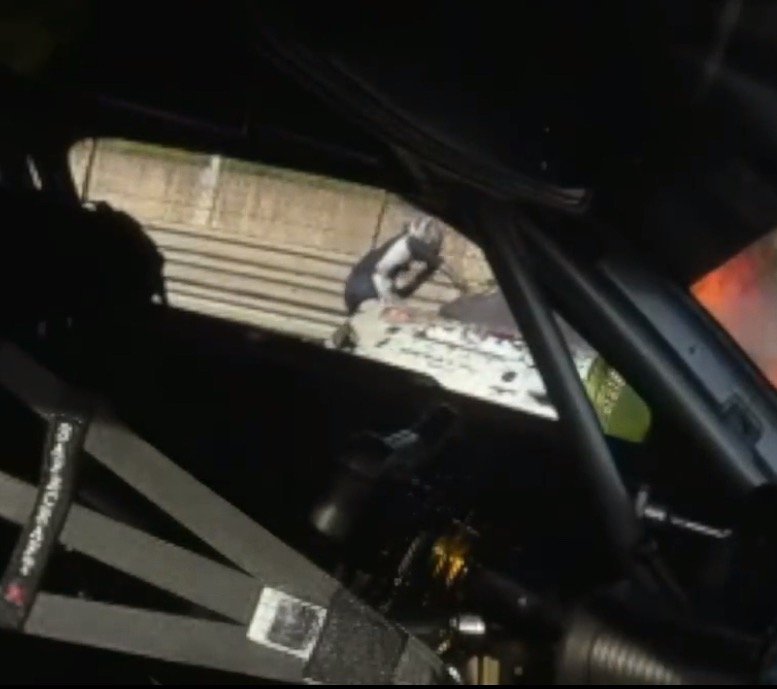#79号车手停车放弃比赛救人# 在上海站勇敢救人的是79号赛车，荷兰籍车手Loek Hartog，看了视频确实有勇气，网友说这个火在三米之外都烤的上，而车手选择去冒火救人，主办方应该给点奖励！ ​