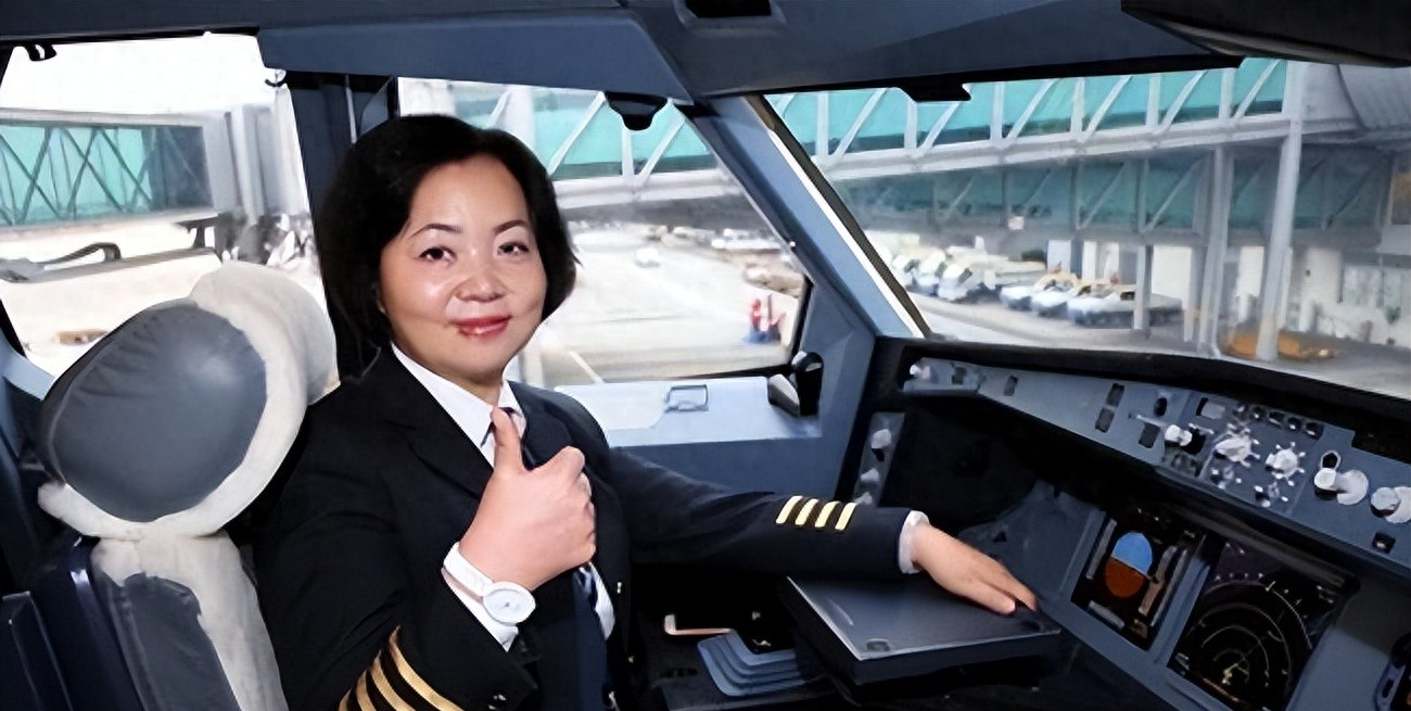 王牌女飞行员刘宇环：退役后遭多家航空公司疯抢，身价一路飙升，最终成为国内最贵民航女机长，这位从军营走出的女飞行员究竟凭什么？ 
 
1971年，刘宇环降生在一个不折不扣的飞行世家。父亲刘长祥是王牌飞行员，曾执行过拉萨首飞任务。母亲董锁箴更了不得，中国空军第二批女飞行员，参加过1963年黄河洪灾空投、