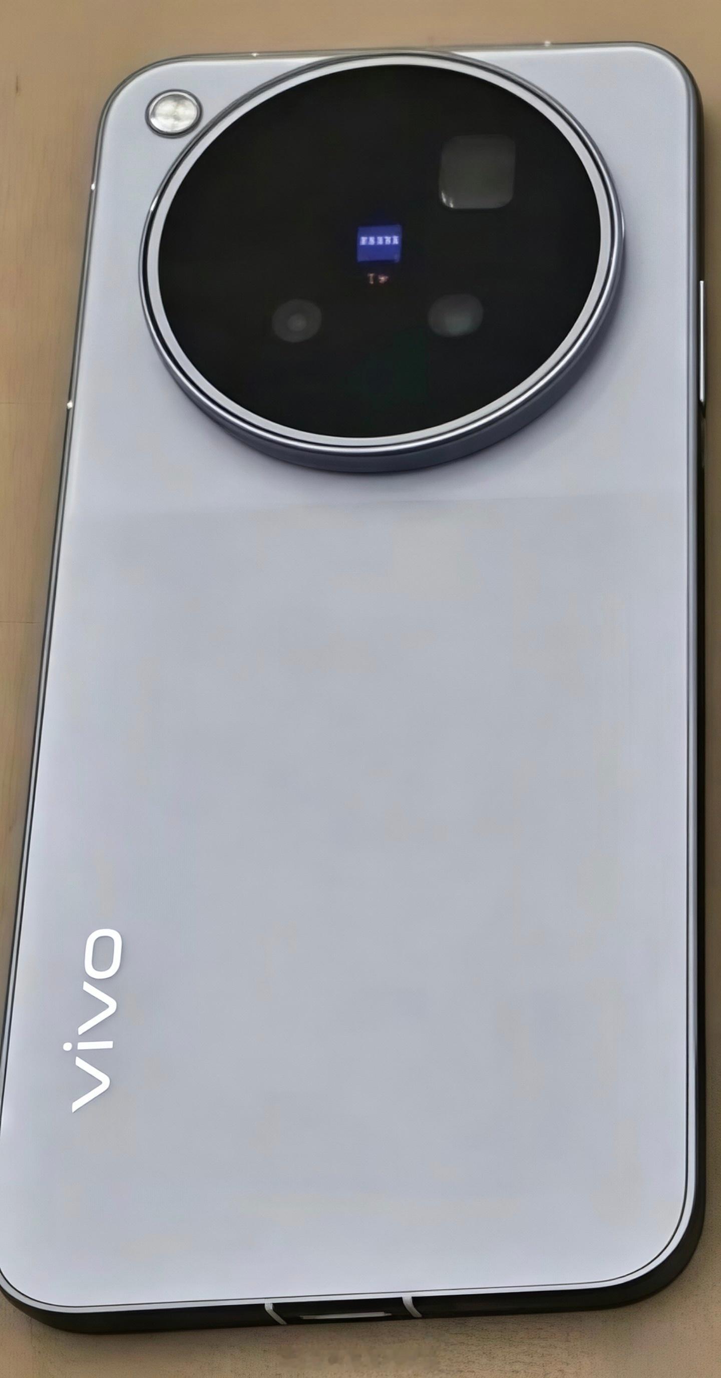 这几个月新机不少，旗舰级别的更不少，毕竟入网了多款了。当时目前#vivo[超话]#的x500系列#手机# 迭代视频和拍照加强了，这款应该是pm，2k的屏幕，主摄首发索尼联合定义的蓝图光御900，50mp 1/1.28主摄＋超高动态技术，熟悉的云台级防抖也会继续升级加持，重要的是长焦变化不大，更多的是算法优化。更 ​