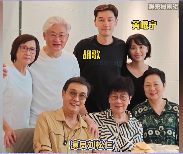 终于明白为什么胡歌最后娶了相貌平平的黄曦宁，是因为黄曦宁一点也不矫情，能够陪他一起吃苦。

黄曦宁比胡歌整整小了11岁，出生在一个普通的工薪家庭。
早期在北京学习化妆，15年加入胡歌团队担任胡歌的化妆师和经纪人。

20年两人相恋，22年结婚生下了一儿一女。
黄曦宁用实际行动证明了“陪伴”不是锦衣玉