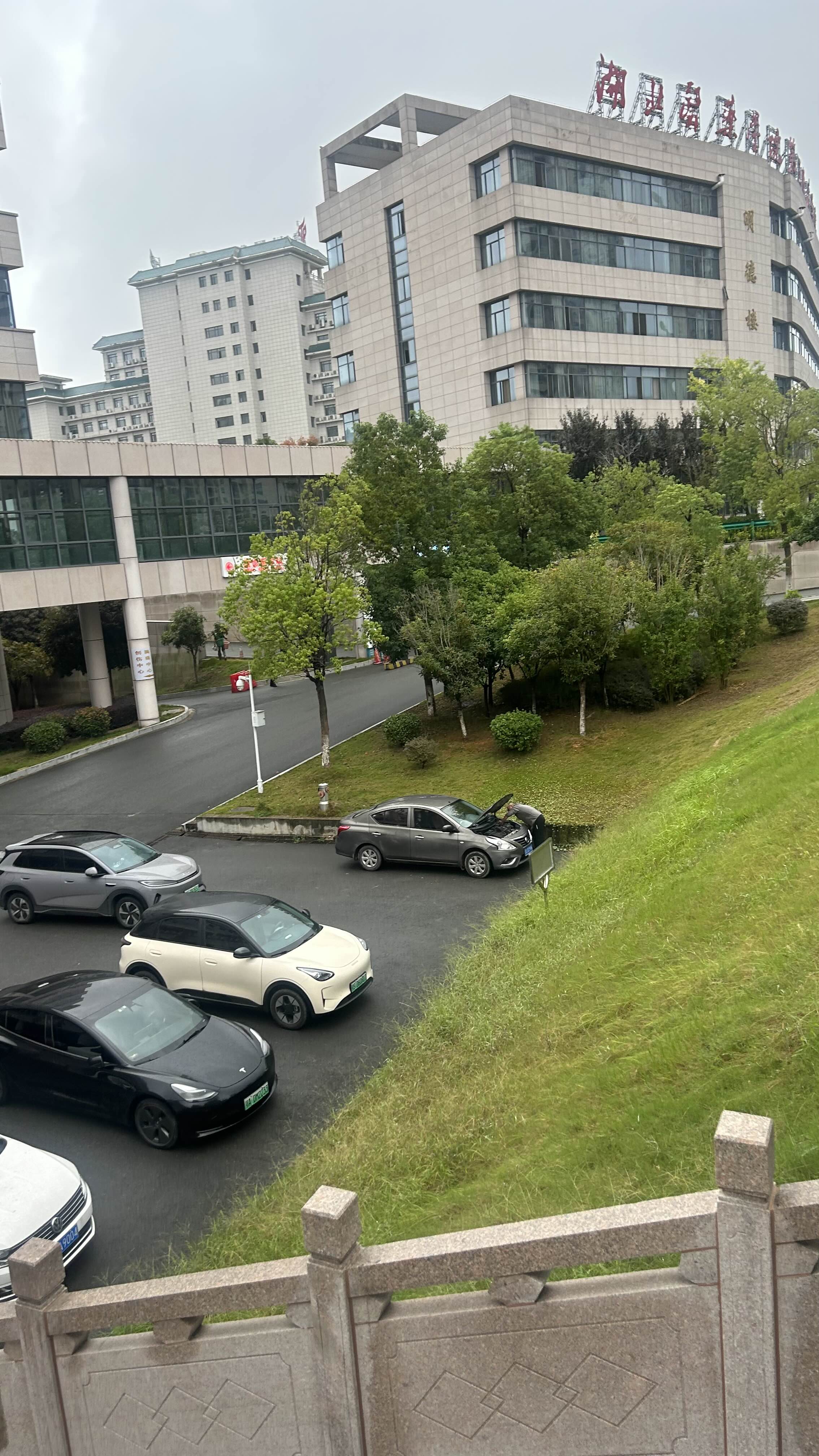 普通人为什么不要买法拍房？

很多人被法拍房低于市场价的起拍价吸引，以为是捡漏，其实折价就是风险的价格，对自住普通人来说隐患太多：

1. 最大难过户拿证，不一定能住进房子

法拍公告很多是现状交付。
房子里如果有原房主、老人、租户，或是登记了居住权、长期租约，就算你办好房产证，对方可以继续住。法院