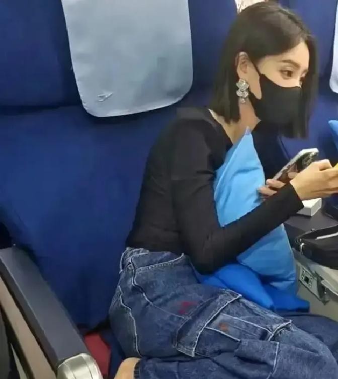 一张商务舱光脚盘腿照让李一桐被推上风口浪尖，评论区当场炸锅。这也扯出了四年前高铁上硬刚网友的张馨予，和当年半夜狂发道歉信的梅婷。同样是脱鞋风波，这三人的遭遇把娱乐圈的规矩扒了个底朝天

当年张馨予在高铁脱鞋挨骂，脾气可是真爆。直接发文怼网友，说商务座本来就有拖鞋毛毯，穿着鞋躺才奇怪吧？最后虽删帖了事