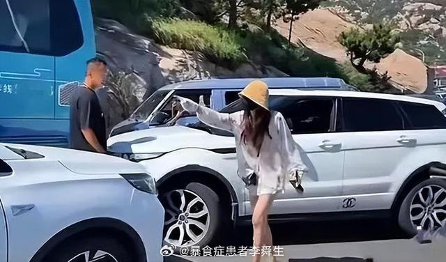 2024年8月28日，青岛一名女子驾驶白色路虎车逆行插队未果，追尾前方大巴车。女子下车后迁怒对向正常行驶的退伍军人司机，对其进行辱骂殴打，打得司机口鼻流血。事后女子被行政拘留10日，罚款1000元。 ​