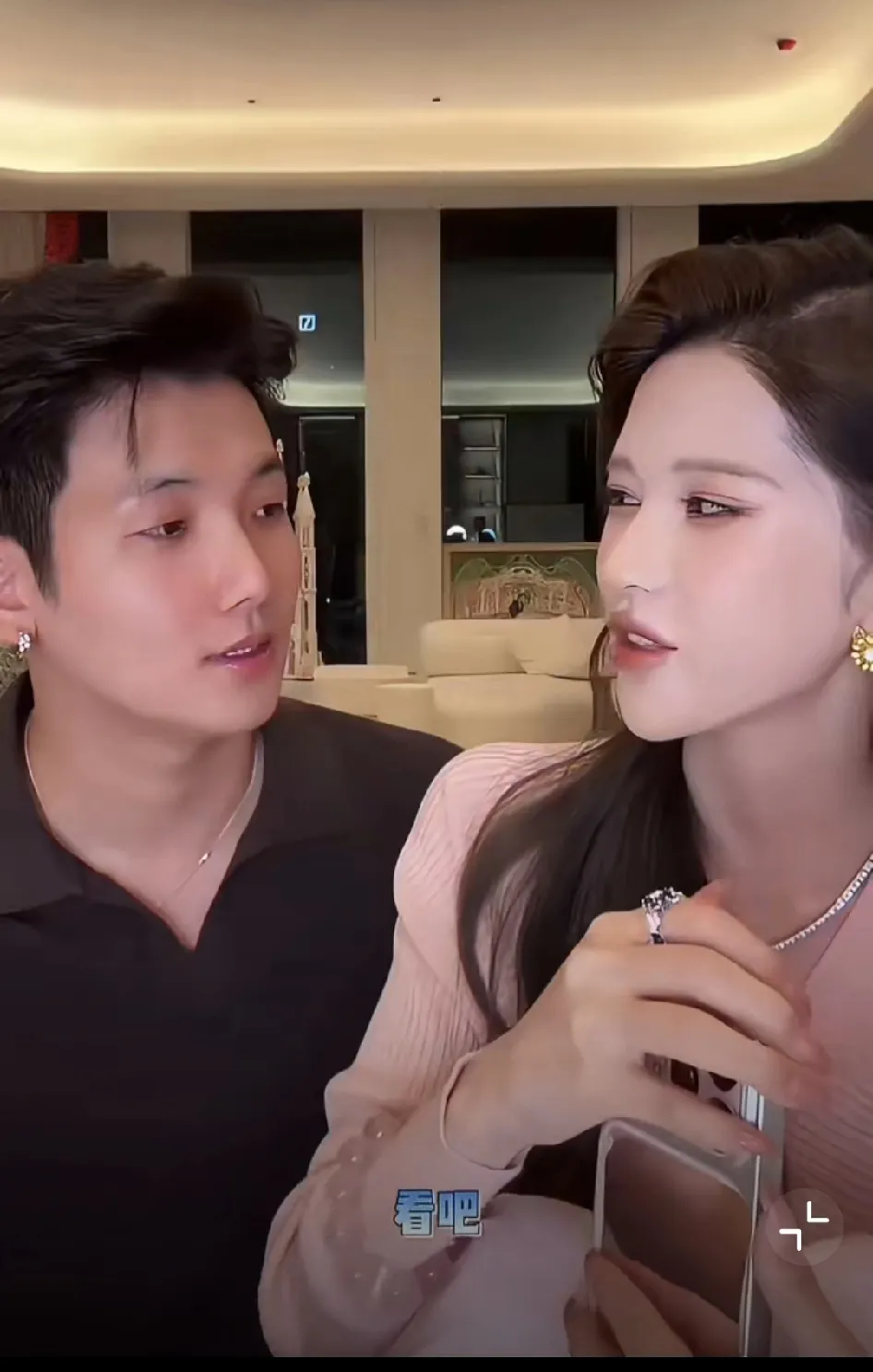 梅尼耶妻子在直播间公开自己整容前的旧照，当老公梅尼耶看到照片时，当场被惊到，引发不少网友围观讨论。梅尼耶老婆