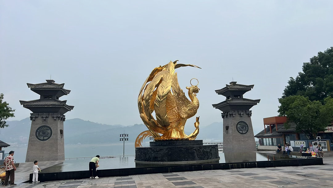 丰都县江边码头广场上的巴渝神鸟，和三峡博物馆里的，搞了半天，原来是两只不相干的鸟！东汉鸟是泥质红褐陶，残件拼合修复而成，高31.7cm，双翼展开51.2cm，出土时尾部残缺。[捂脸] ​​​