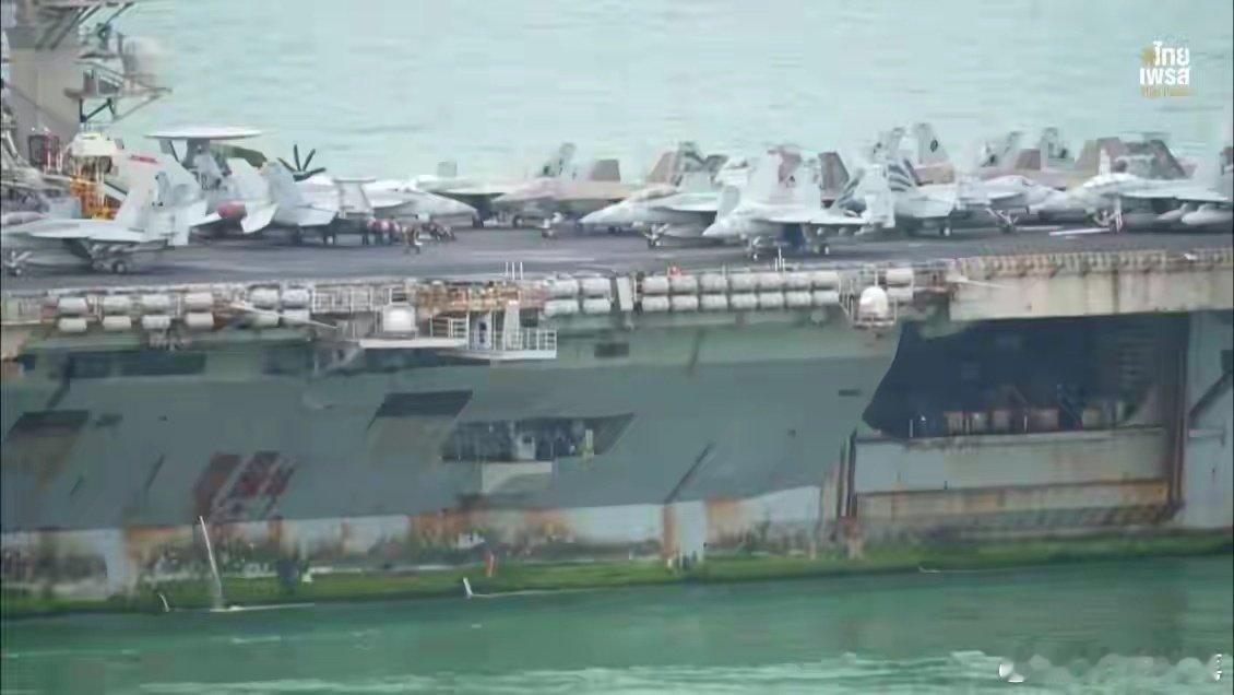 美国超长期服役的CVN-72 林肯号核动力航空母舰在泰国靠港，泰国网民说要注意美军士兵精神异常[笑cry][允悲]

这航母保养维护情况，以为要送拆船厂报废呢，北洋水师保养比他们好多了[允悲] ​