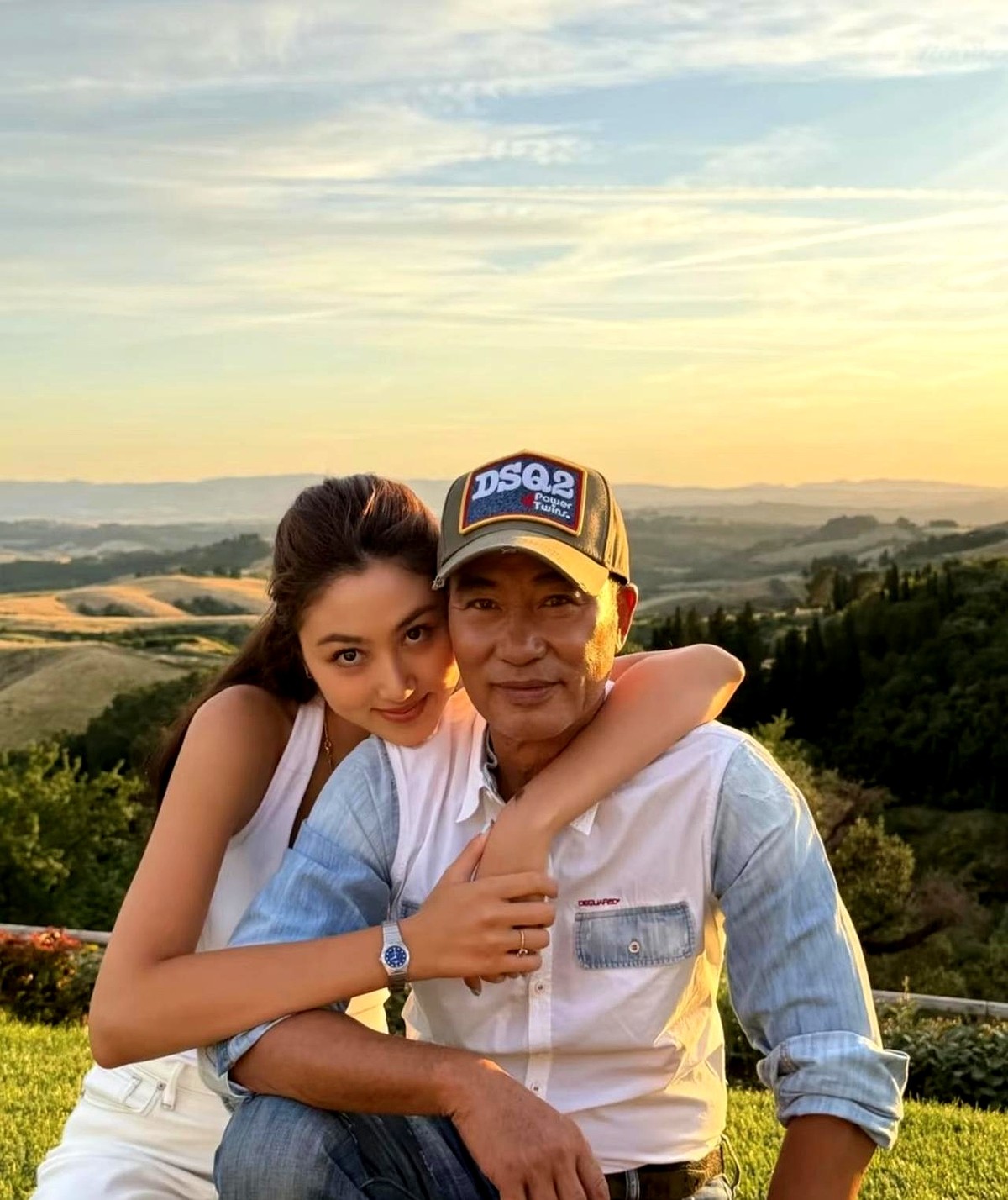 50岁老来得女那天，他在产房外哭成泪人，转头就把劳斯莱斯改成了婴儿车，狂砸1.2亿买下浅水湾豪宅。

谁敢信，这个连闺女磕破皮都要连夜飞日本定做护具的男人，当年竟死活逼着老婆签下“绝不生娃”的丁克协议。理由更是奇葩：怕孩子分走老婆的爱。

为了清净，连着7年除夕夜他都拉着老婆去住酒店。直到2003年