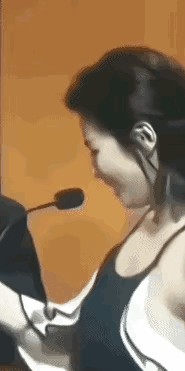 娱乐圈多少女星一过四十岁就脸僵得做不出大表情，偏偏46岁的刘涛，生生把自己熬成了最耐看的“国泰民安脸”。
当年看《天龙八部》，阿朱是温柔水灵得让人心疼。谁能想到二十多年过去，她不仅没被柴米油盐和岁月熬干，反倒越来越有大女主的气场。
很多人以为女明星能扛老全靠动脸、砸天价保养。
真去看看那些硅胶