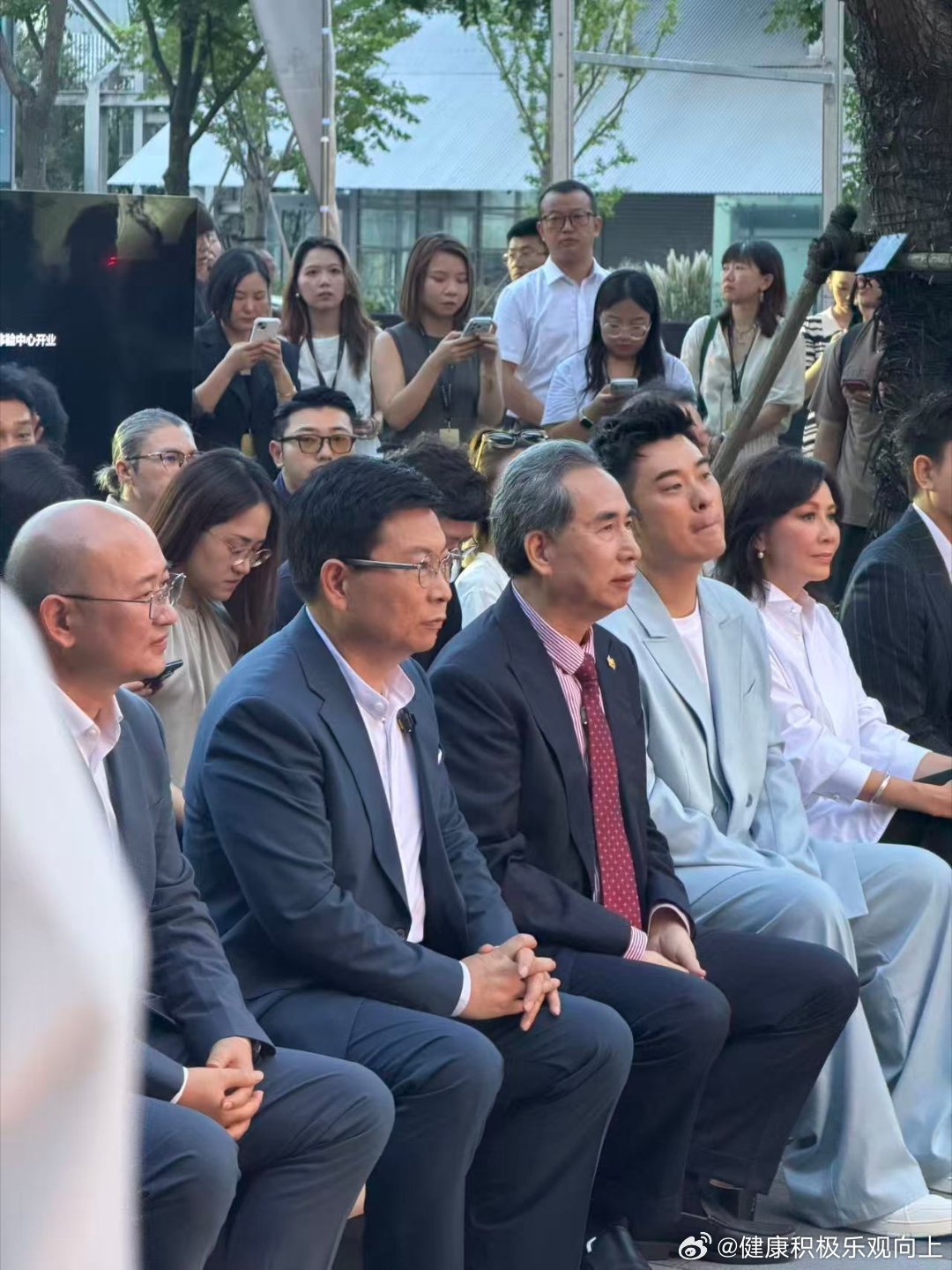 #上海高端局含金量有多高# 上海这场跨界盛宴太有看点，周大生珠宝董事长周宗文携手华为余承东，探讨匠心工艺与科技赋能，一众明星到场见证，书写中国高端品牌的崭新故事 ​