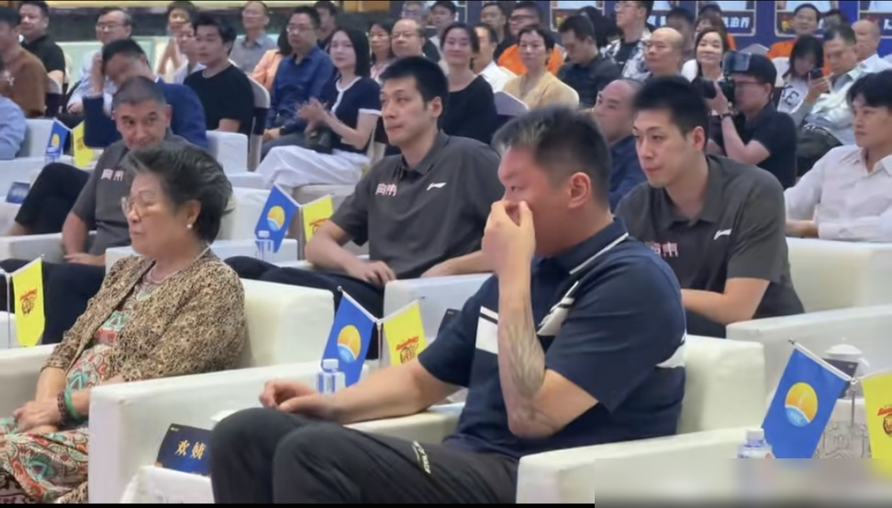 杜锋朱芳雨又坐回宏远替补席后头了，一个C位一个顾问，谁再说他俩跟俱乐部闹掰了？
10月12日广东宏远出征仪式，杜锋跟新来的塞尔维亚主帅有说有笑，还挨个拍了拍徐杰、张皓嘉的肩膀。朱芳雨不干总经理了，这回挂个荣誉顾问的名头，照样坐前排。
说白了，老板想换打法，老臣子换个马甲继续站台。
最狠的是阵容