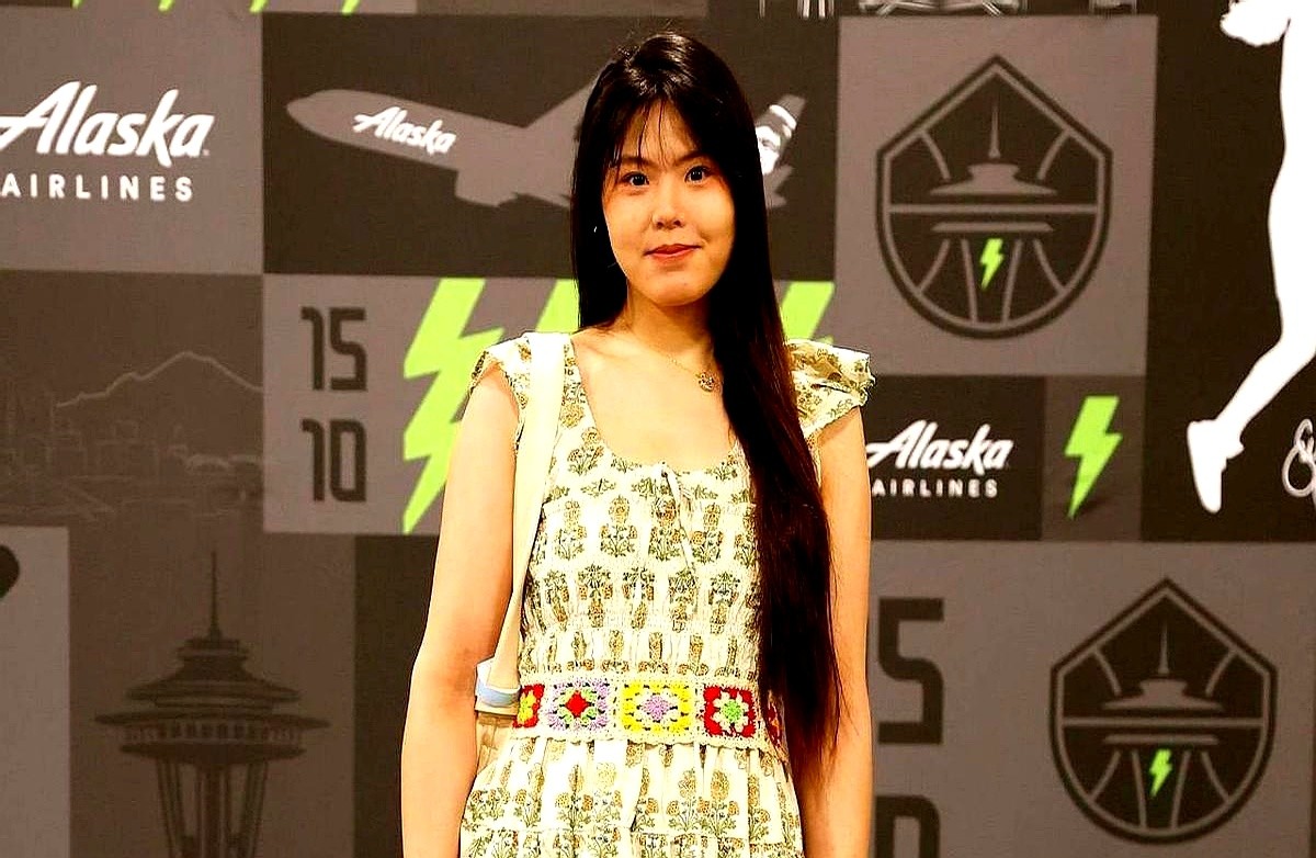 李月汝在WNBA的处境堪称当代职场黑色幽默——场均2.9分1.6篮板的...