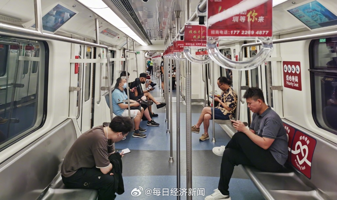 【 公交通勤 鼓励中心城市牵头、周边城市参与，共同制定跨城公共交通运营...