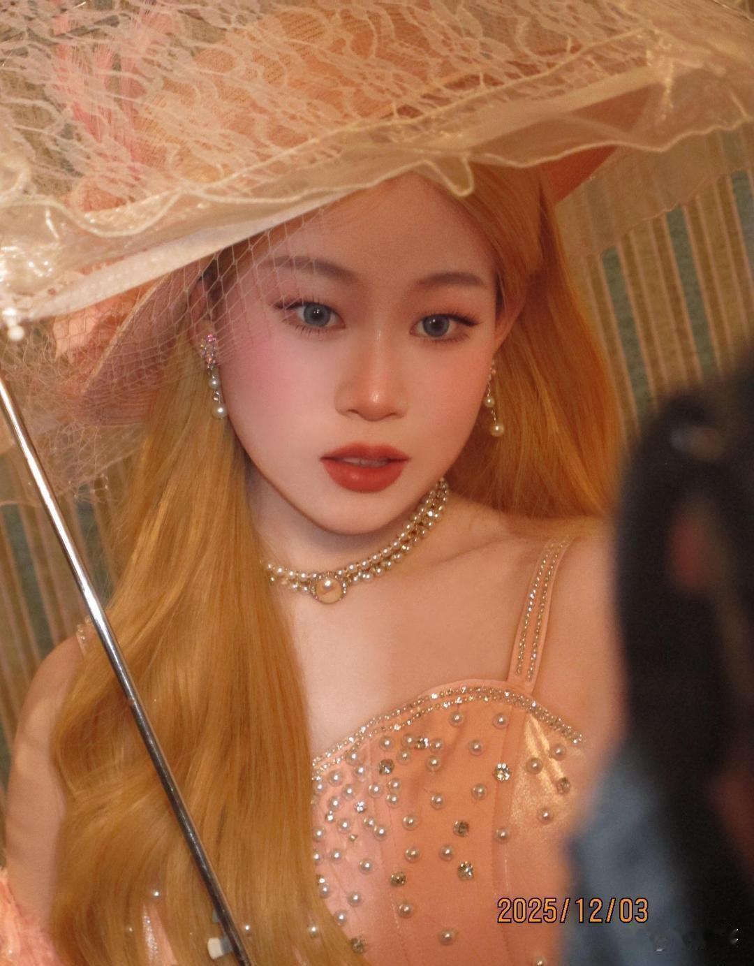 给沈佳⁠‌⁠润化了个‏‌⁠甜美‏﻿‏金发公主妆，整个妆面又‏⁠甜又‌﻿仙，‍‍化⁠妆‍‍师是﻿王亚飞‌‎‏。 ​