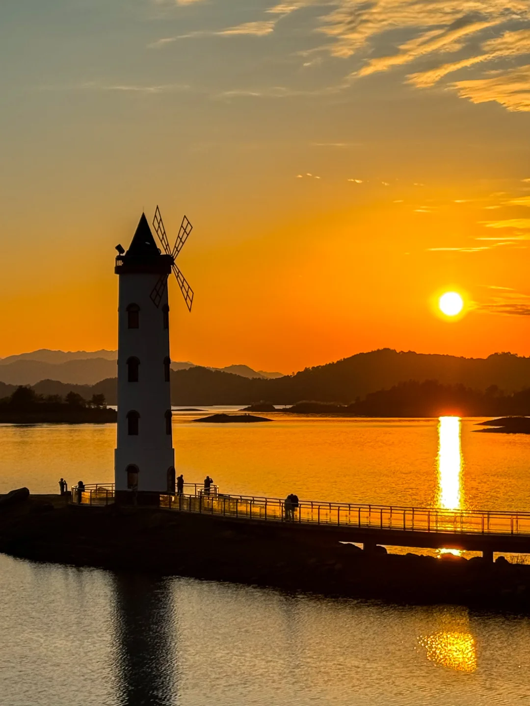 千岛湖夕阳灯塔