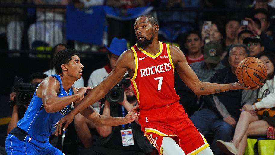 #NBA[超话]#杜兰特走心谈中国球迷：这份MVP欢呼，让我倍感珍惜

火箭中国季前赛135-117击败独行侠，杜兰特出战23分钟砍下15分。赛后杜兰特感慨，中国球迷全场高喊MVP让他感触很深。

他表示美国本土球迷有时会习惯球星的发挥，而海外球迷的热爱格外真挚。杜兰特状态从容，无需强行进攻就能贡献价值。拥 ​