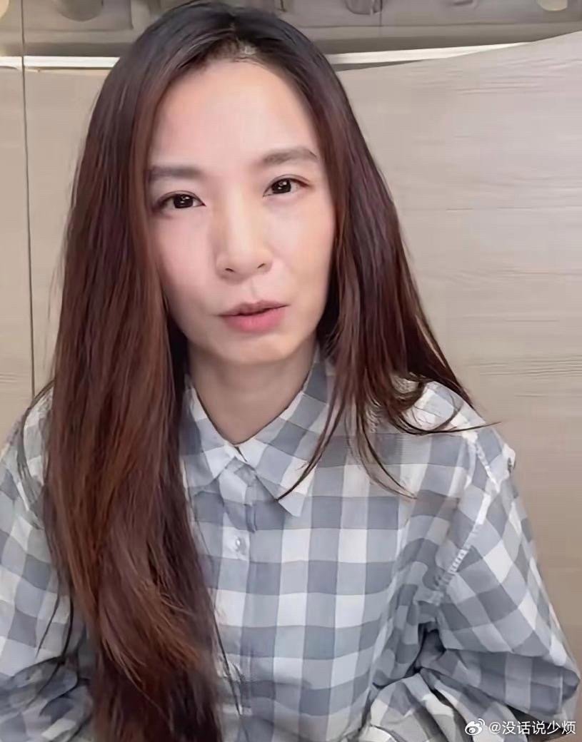 田馥甄真是越来越离谱了！
直播间粉丝叫她解开衬衫第一个扣子，她的回复真的是炸裂！
没想到田馥甄当场反问一句：你们把我这当做什么直播间？
紧接着还开起了玩笑：想让我解开也行，得打赏，钱给够我都能开到肚脐。 ​