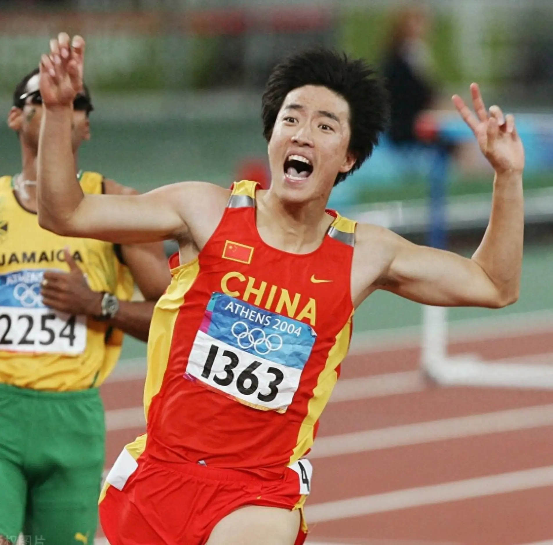 从2004年赛季不败夺冠，到2026年重登英超之巅 22年，足够一个孩...