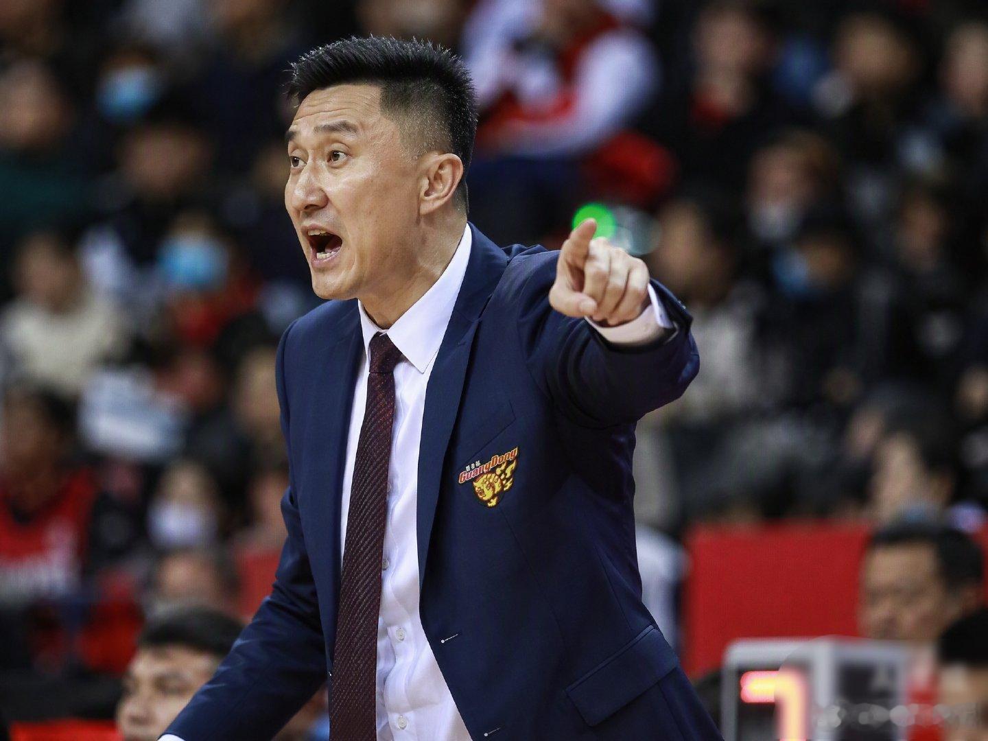 广东宏远这波人事调整挺有意思。杜锋从一线主帅转任总教练，朱芳雨也卸任总经理改当荣誉顾问，“锋雨组合”正式退出一线指挥席。

上赛季宏远投入联盟前三却止步八强，成绩没达标，主教练自然成了第一责任人。再加上杜锋身兼广东省篮协会长等多重职务，精力确实难以兼顾。俱乐部用“总教练”这个头衔给 ​