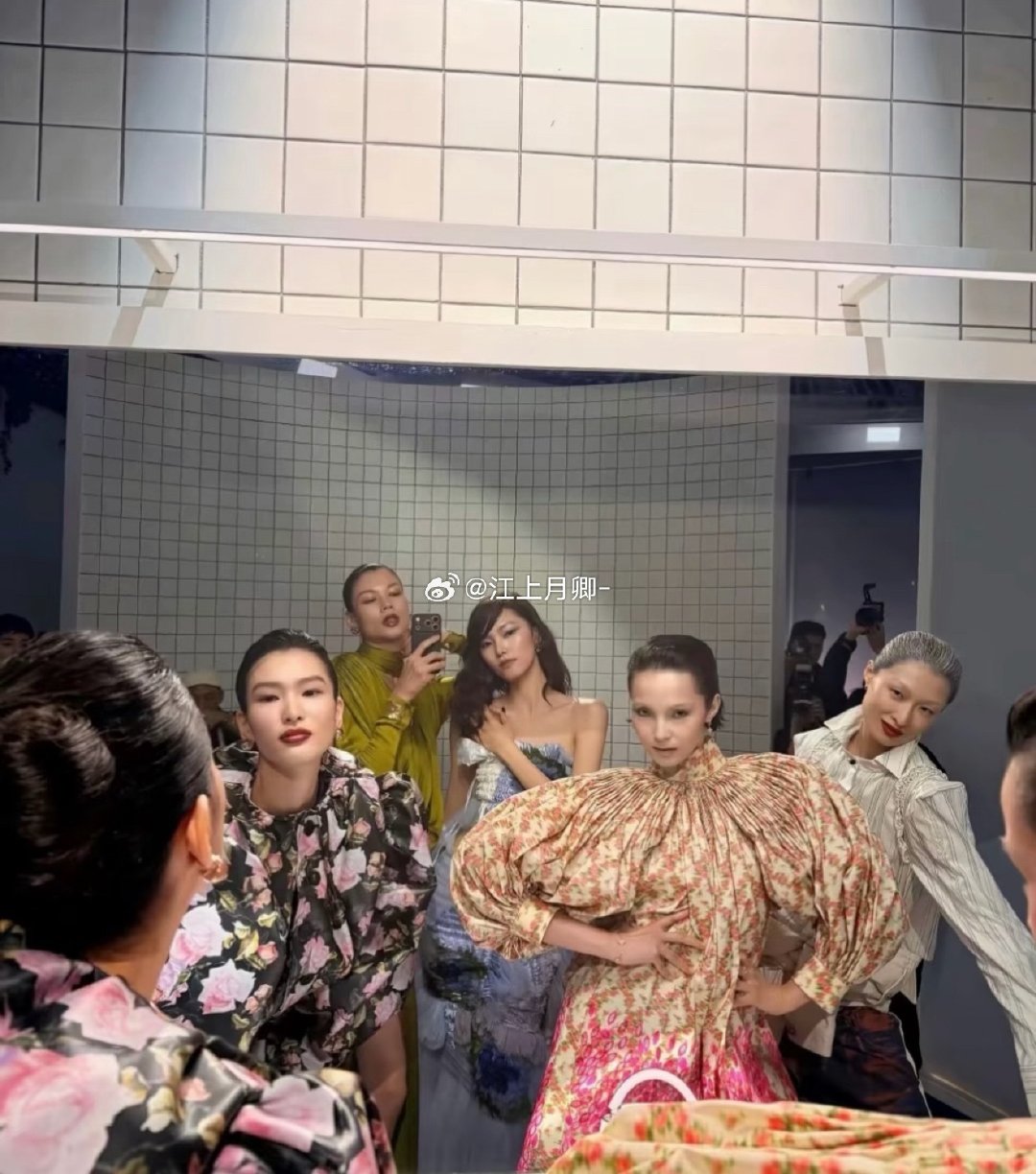 Vogue盛典特意搭了个厕所墙拍照，却给人一股紧绷硬凹出来的松弛感，给一群女明星拍的和普通大学生早八下课路过宿舍楼下那个镜子拍的一样 ​