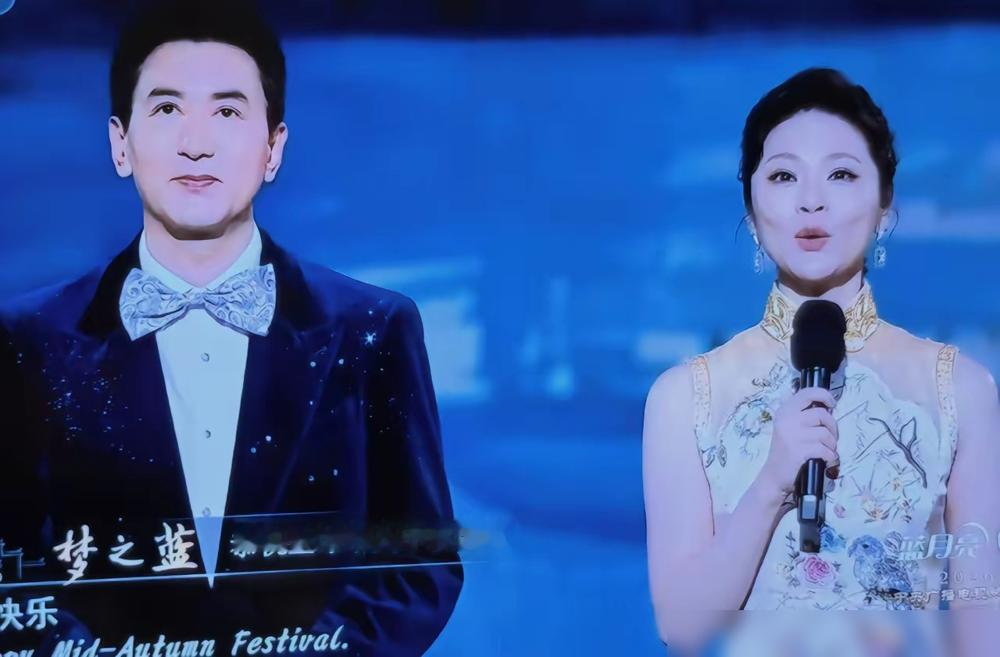 央视中秋晚会直播现场，连任鲁豫和鲁健这俩定海神针，竟然也被提词器死死拿捏了。
画面切过去，这老哥俩串场时频繁抬头，视线直勾勾盯着镜头后方。网上瞬间炸锅，截图漫天飞。
观众纳闷，这俩人神仙一般的主持功底，平时脱稿跟玩似的，这次怎么频频往台下瞟？真相其实就藏在同台的跨界嘉宾身上。
国家级晚会直播，